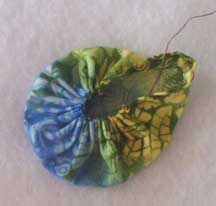 Gathering round fabric yo-yo